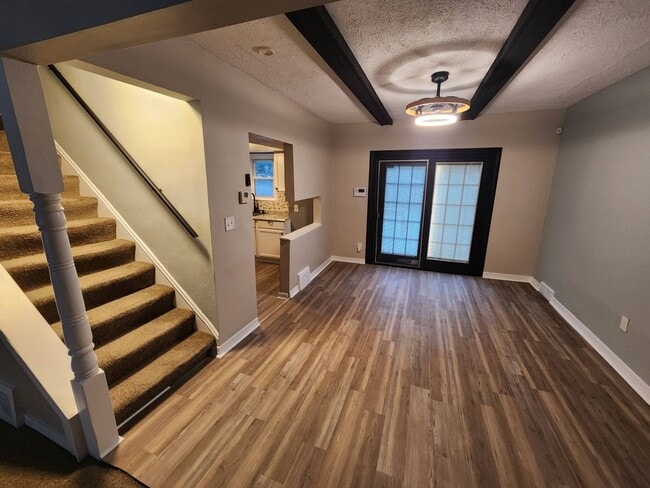 Building Photo - Charming 3-Bedroom Property in Prime Location