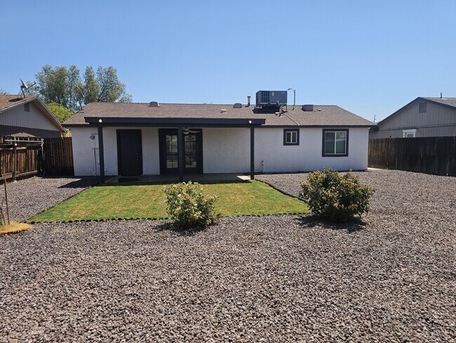 Building Photo - Great 3/2 in NE Phoenix with brand new flo...