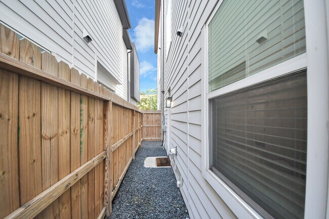 Building Photo - 3004 Holman St