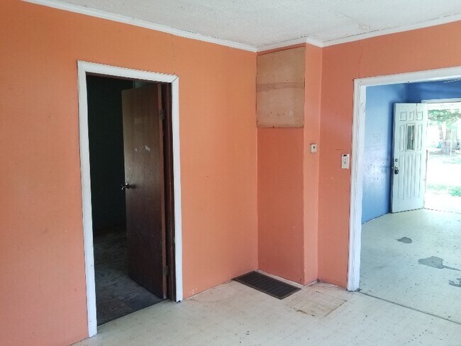 Building Photo - 728 Schirmeyer St