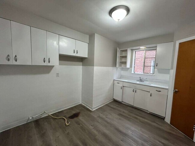 Building Photo - 19181 Lakeshore Blvd