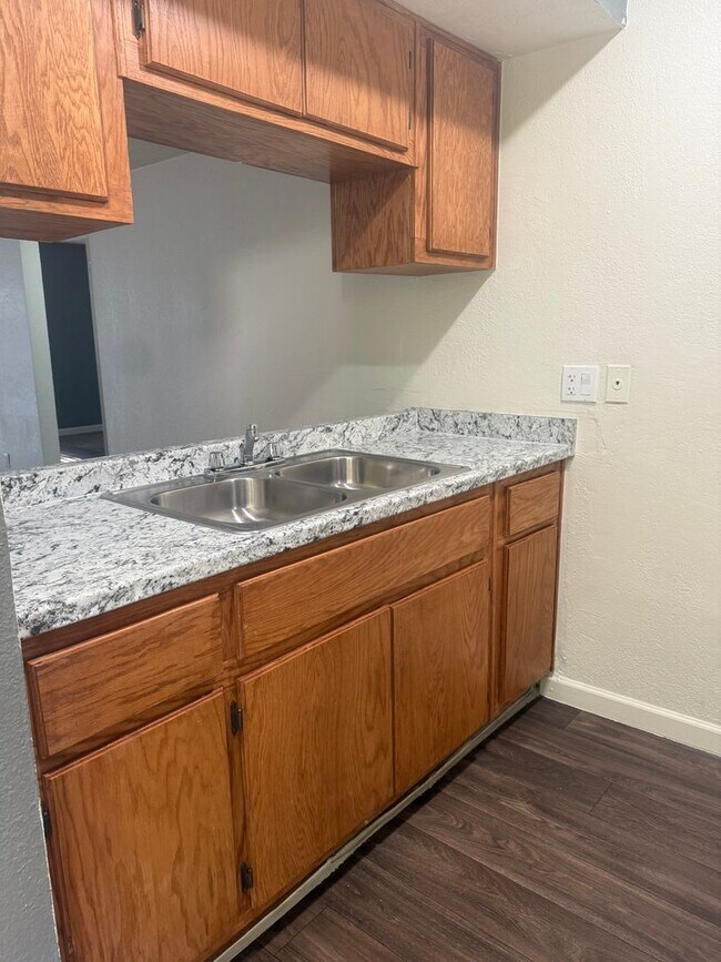 Building Photo - 1/2 off move in special! Large 2 bedroom i...