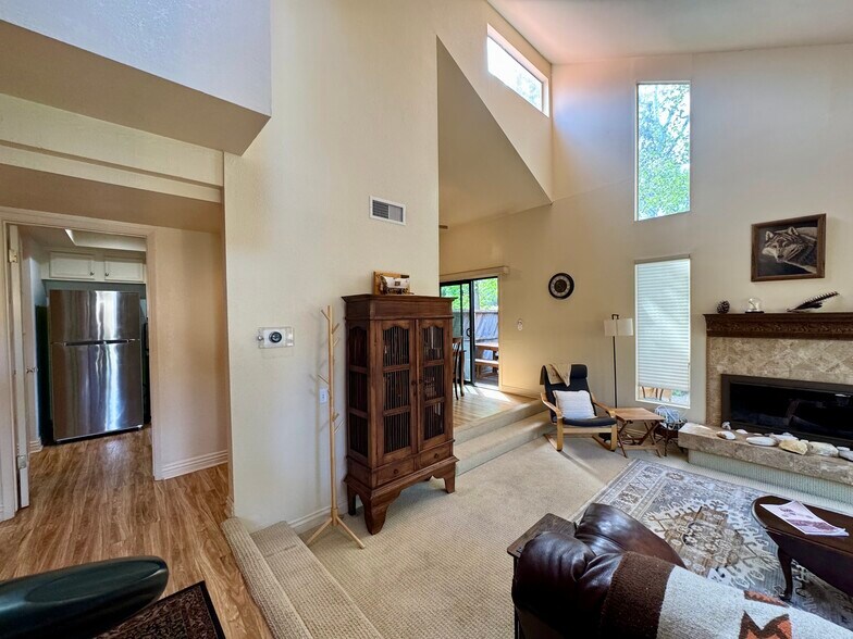 Building Photo - 212 N Carrillo Rd