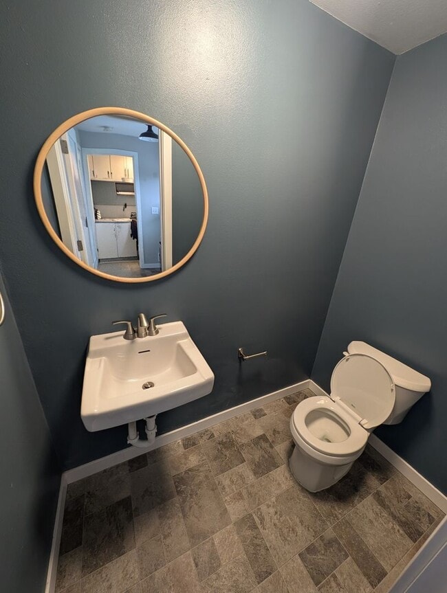 Building Photo - Refreshed 3 Bedroom in Tacoma - HUGE Fenced Yard & Outdoor Space. Available Now!