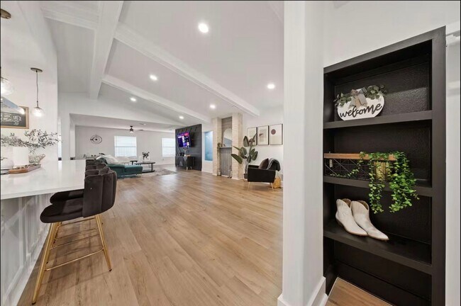 Building Photo - Stunning Home with Spacious Layout & Modern Upgrades