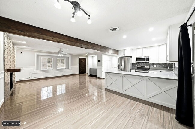 Building Photo - 2013 Las Verdes St