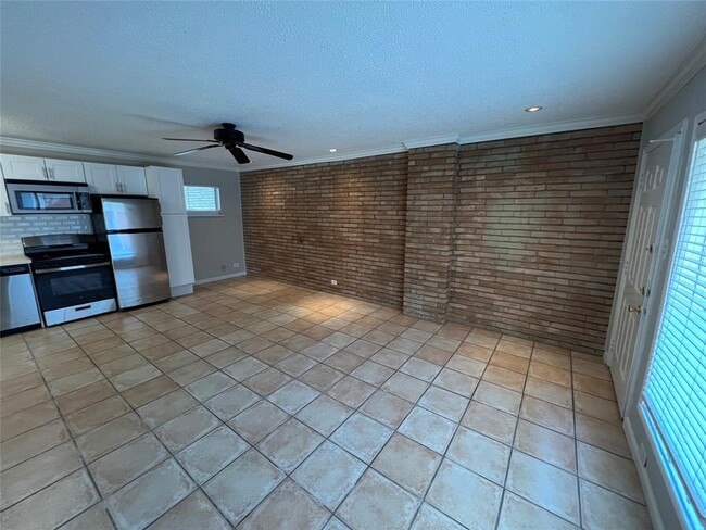 Primary Photo - 219 Marshall St
