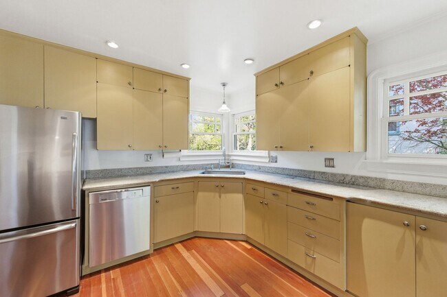 Building Photo - Spacious 2 Bed, 2 Bath Home