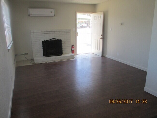 Building Photo - GIL560