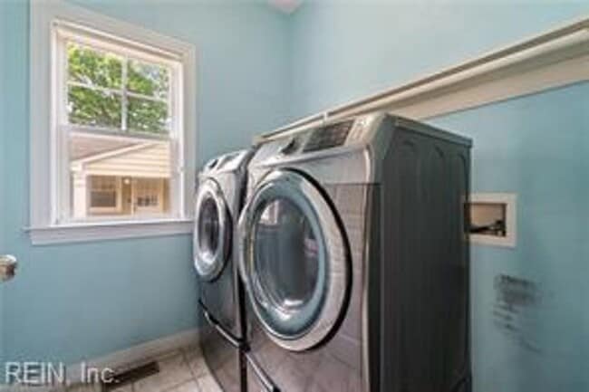 Building Photo - 4 Bed 2.5 Bath Home for Rent!