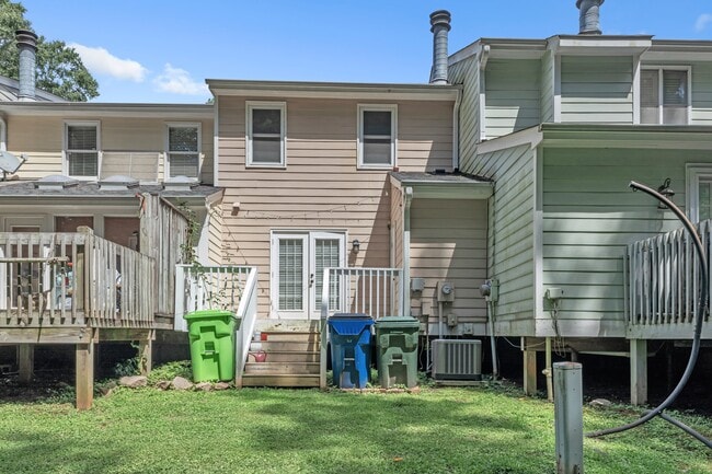 Building Photo - 2824 Wayland Dr