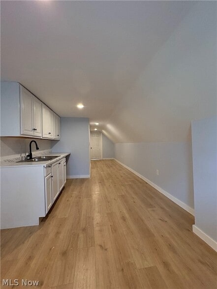 Building Photo - 946 E 79th St