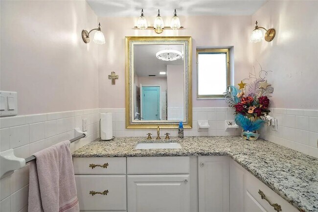 Building Photo - BEAUTIFUL 4BED 2BATH HOME WITH DETACHED OF...