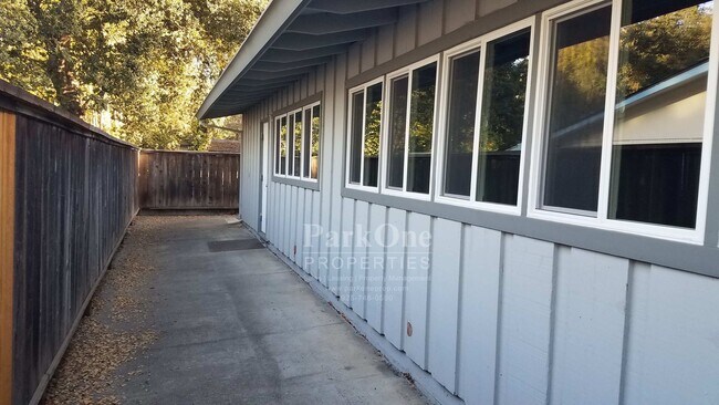 Building Photo - Nicely Remodeled Walnut Creek Saranap Home