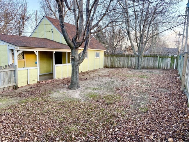 Building Photo - 1 bedroom home w/ fenced in yard