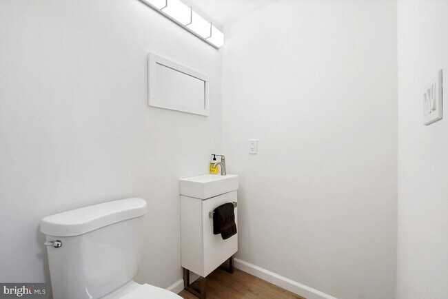 Building Photo - 5351 Strathmore Ave