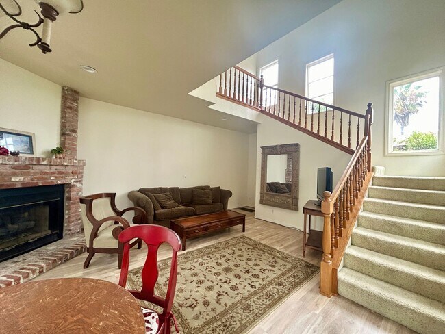 Building Photo - Spacious Beach House in South Oceanside