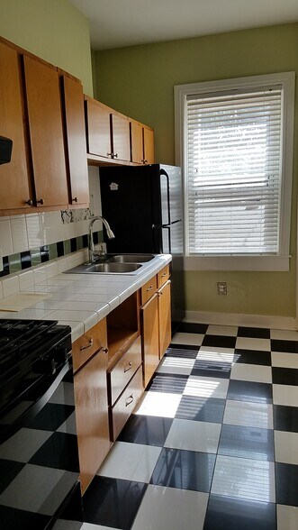 Building Photo - 511 St James St