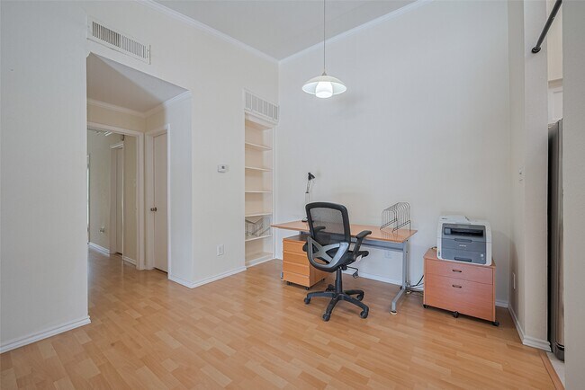 Building Photo - 2425 Augusta Dr