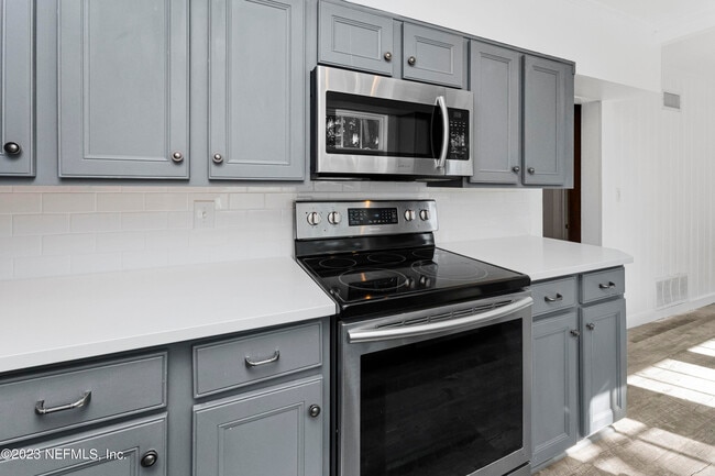 Building Photo - 1058 Beach Ave