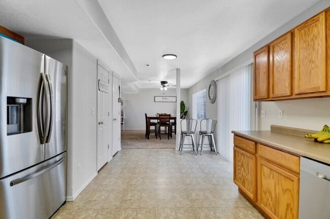 Building Photo - 2205 Meadowlark Ln