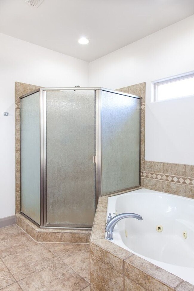 Building Photo - 3 Bedroom Single-Family Home in Central Hu...
