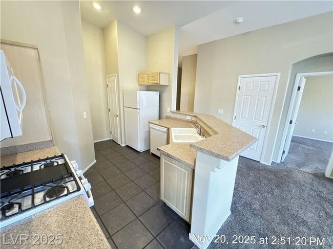 Building Photo - Fantastic SE townhome in a gated community!