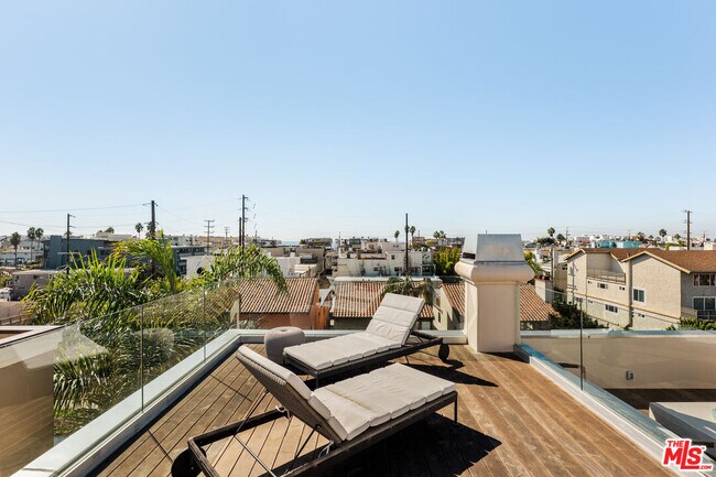 Building Photo - 3807 Vía Dolce