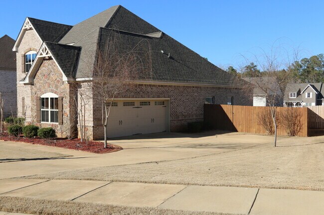Building Photo - Executive Rental in Cypress Point S/D