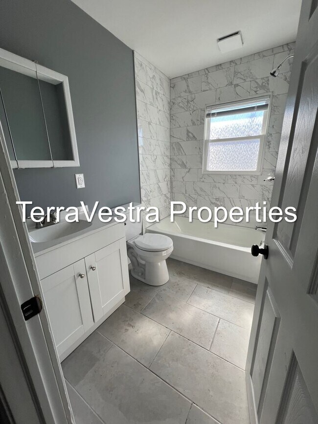 Building Photo - 3 Bed Single Family in Deepwater! Eligible...