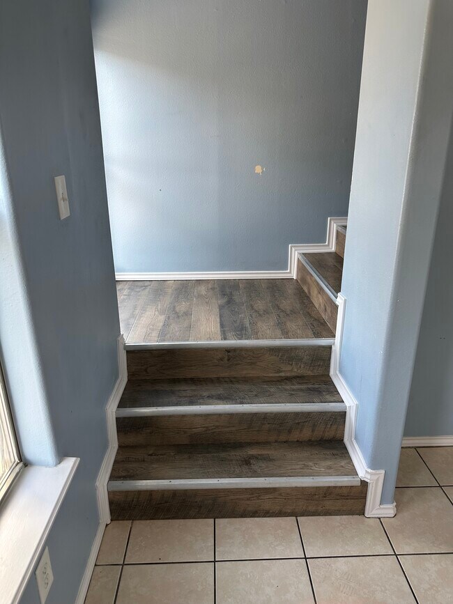 Building Photo - 1304 W Kiwi Ave