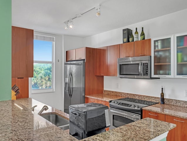 Building Photo - 700 E Boynton Beach Blvd