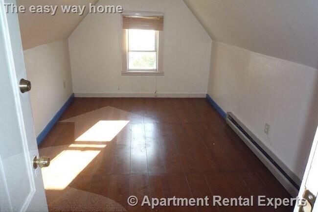 Building Photo - 569 Main St