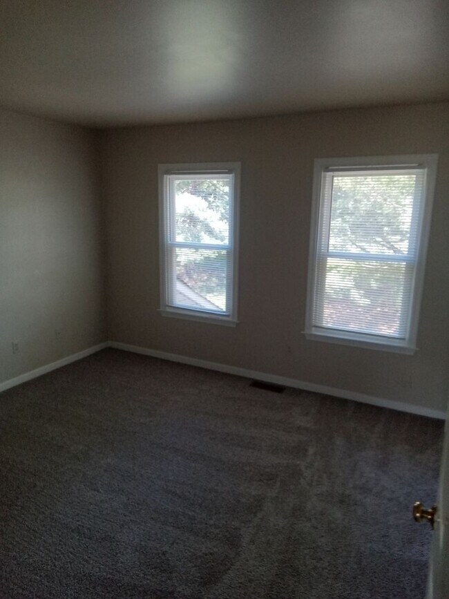 Building Photo - Super Cute END UNIT townhome located close...