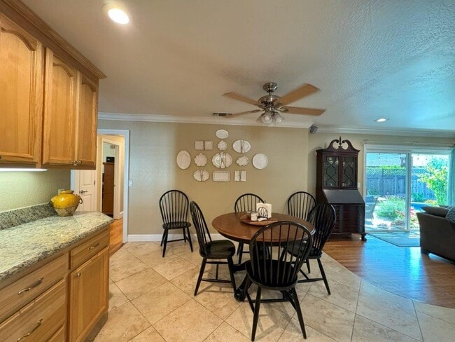 Building Photo - Stunning 3-Bedroom Home with Pool in South...
