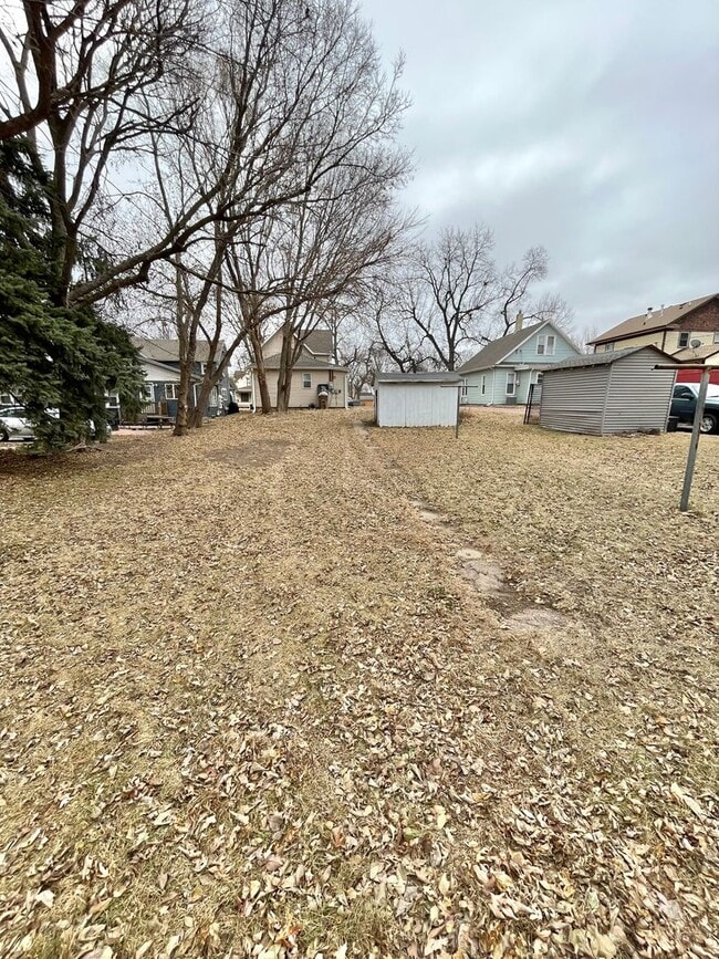 Building Photo - Affordable 3 Bed/1.5 Bath Near Downtown!