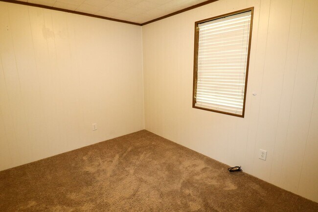 Building Photo - Cute Home Close to Town