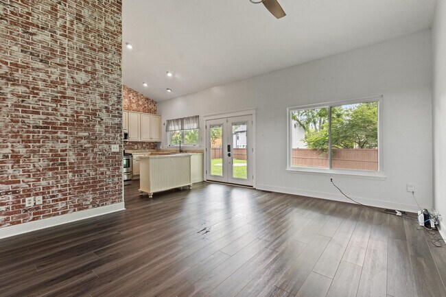 Building Photo - 800 Palomino Ln
