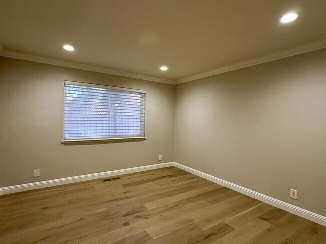Building Photo - Recently Remodeled Home- Gourmet Kitchen- ...