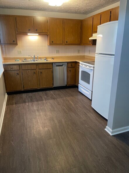 Building Photo - 433 Country Club Dr