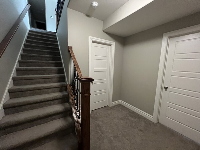Building Photo - 5974 Robinson Ln