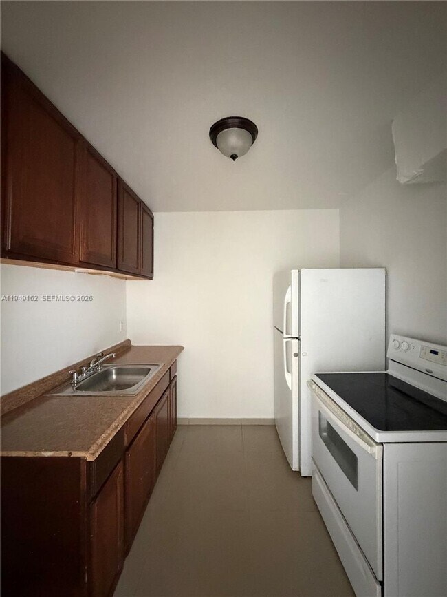 Building Photo - 300 NE 1st Ct