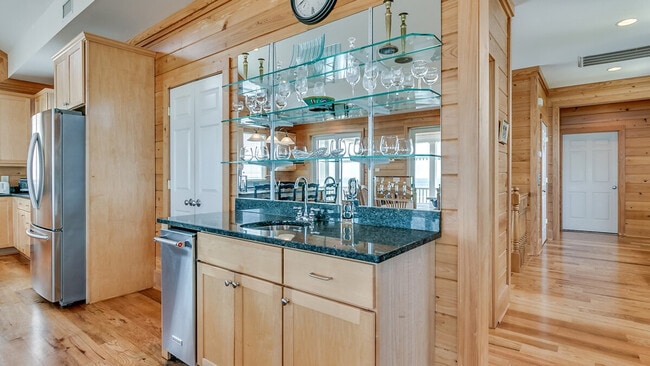 Building Photo - 630 Parker Dr