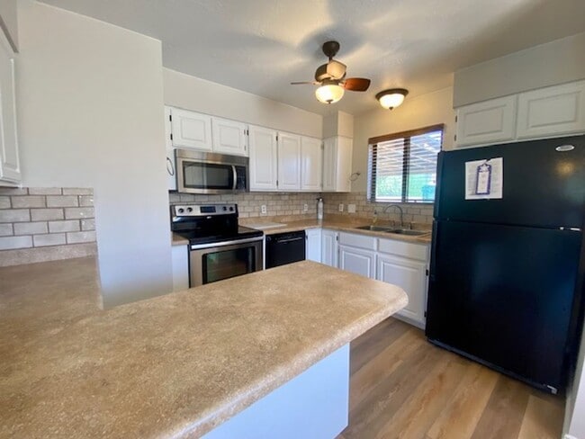 Building Photo - REMODELED TOWNHOME FOR RENT!