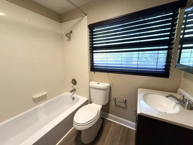 Building Photo - Upstairs 2BR/1BA Riverside Duplex Apartment