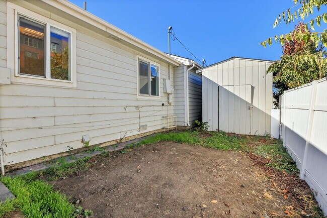 Building Photo - $1,800 3 Bed, 2 bath Home located in Denver with in Unit Laundry!