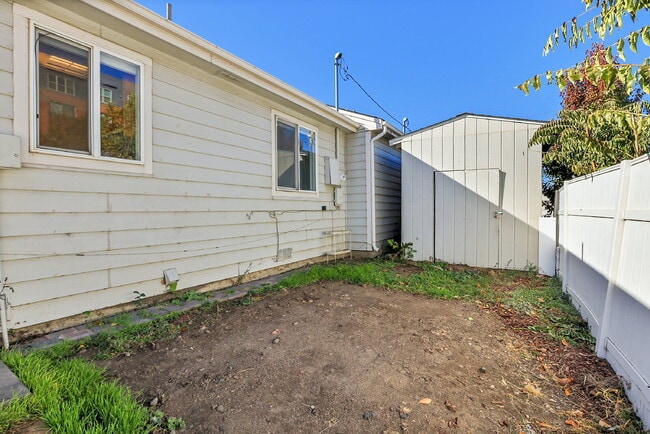 Building Photo - $2,150.00, 3 Bed, 2 bathroom located in De...