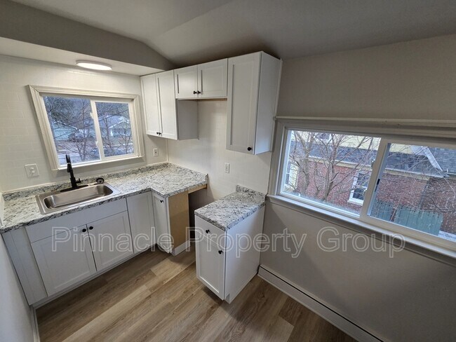 Building Photo - 834 N Leroy St