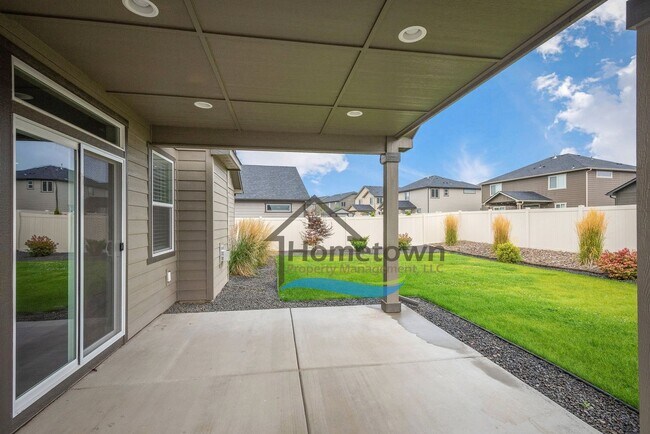 Building Photo - 3 Bedroom 2 Bath Home with 2-Car Attached ...