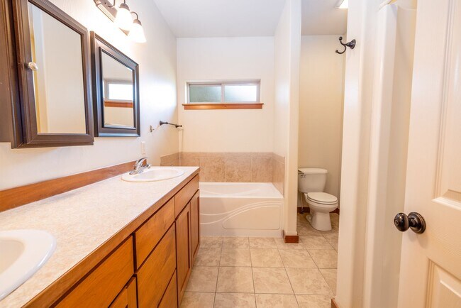 Building Photo - 3 Bed 2 Bath Single Home with wood floors ...